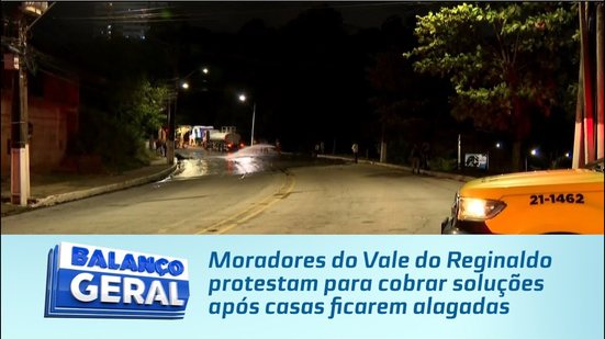 Moradores do Vale do Reginaldo protestam para cobrar soluções após casas ficarem alagadas