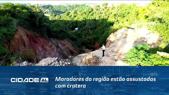 Moradores da região estão assustados com cratera, que vai se aproximando da rua