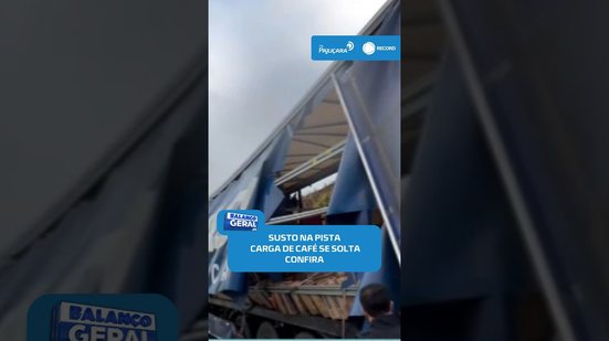 ☕Carreta carregada de café passa por susto após se desestabilizar #BalançoGeralAL