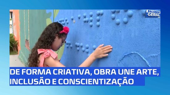 Artista pinta muro com relevo e braile para pessoas com deficiência visual no Feitosa