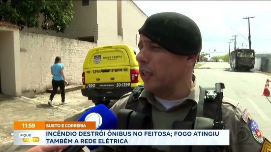 Susto e Correria: Incêndio destrói ônibus no Feitosa; fogo atingiu também a rede elétrica