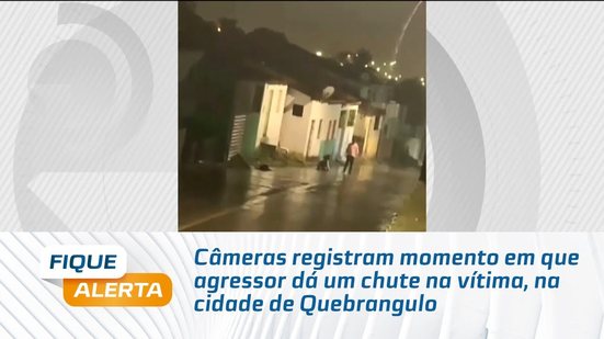 Câmeras registram momento em que agressor dá um chute na vítima, na cidade de Quebrangulo