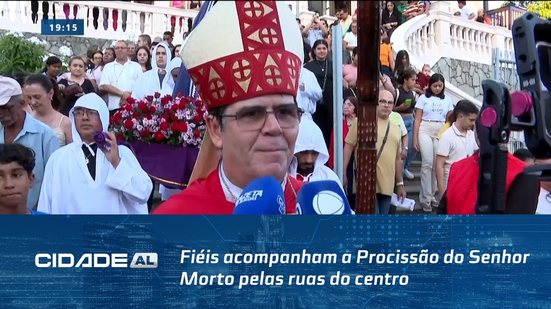 Fiéis acompanham a Procissão do Senhor Morto pelas ruas do centro