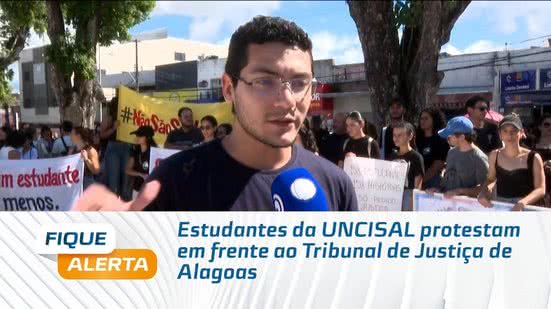 Estudantes da UNCISAL protestam em frente ao Tribunal de Justiça de Alagoas