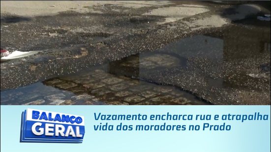 Vazamento encharca rua e atrapalha vida dos moradores no Prado