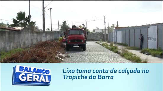 Lixo toma conta de calçada no Trapiche da Barra