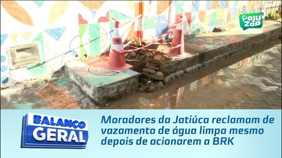 Moradores da Jatiúca reclamam de vazamento de água limpa mesmo depois de acionarem a BRK