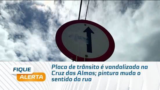 Placa de trânsito é vandalizada na Cruz das Almas; pintura muda o sentido da rua