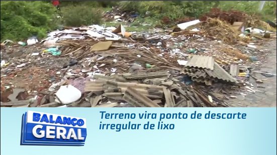 Terreno vira ponto de descarte irregular de lixo