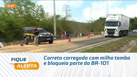 Carreta carregada com milho tomba e bloqueia parte da BR-1O1