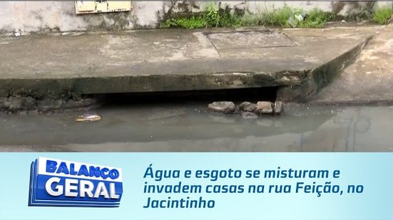 Água e esgoto se misturam e invadem casas na rua Feição, no Jacintinho