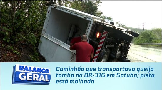 Caminhão que transportava queijo tomba na BR-316 em Satuba; pista está molhada