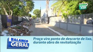 Praça vira ponto de descarte de lixo, durante obra de revitalização