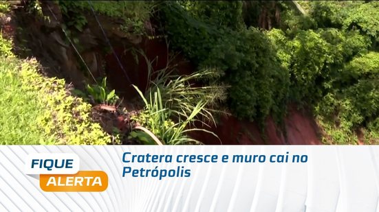 Cratera cresce e muro cai no Petrópolis