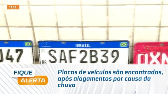 Placas de veículos são encontradas, após alagamentos por causa da chuva