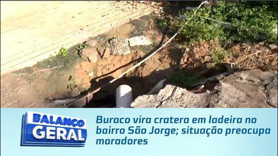 Buraco vira cratera em ladeira no bairro São Jorge; situação preocupa moradores