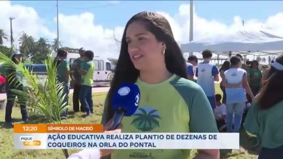 Ação educativa realiza plantio de dezenas de coqueiros na orla do Pontal