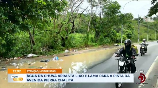 Água da chuva arrasta lixo e lama para a pista da Avenida Pierre Chalita