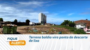 Terreno baldio vira ponto de descarte de lixo