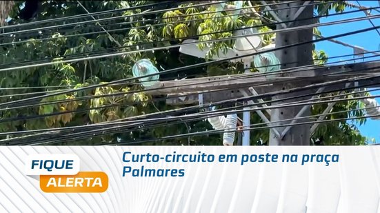 Curto-circuito em poste na praça Palmares