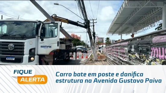 Carro bate em poste e danifica estrutura na Avenida Gustavo Paiva