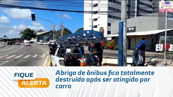 Abrigo de ônibus fica totalmente destruído após ser atingido por carro
