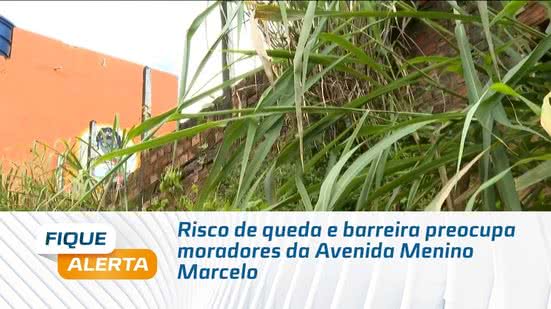 Risco de queda e barreira preocupa moradores da Avenida Menino Marcelo