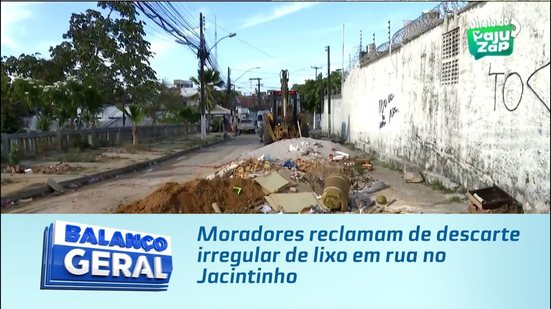Moradores reclamam de descarte irregular de lixo em rua no Jacintinho