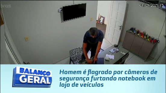 Homem é flagrado por câmeras de segurança furtando notebook em loja de veículos