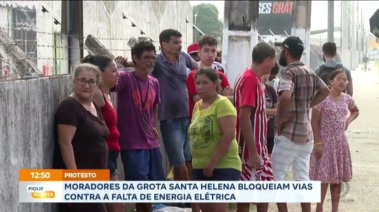 Moradores da Grota Santa Helena bloqueiam vias contra a falta de energia elétrica