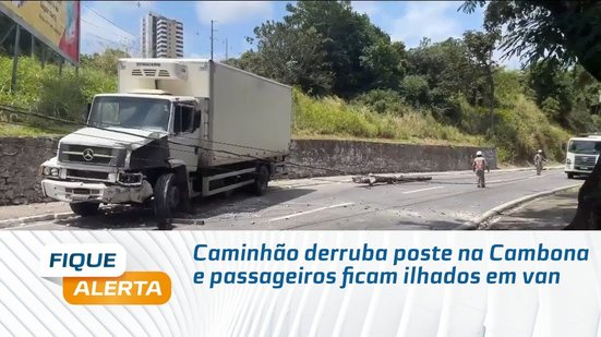 Caminhão derruba poste na Cambona e passageiros ficam ilhados em van