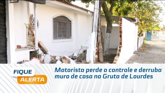 Motorista perde o controle e derruba muro de casa na Gruta de Lourdes