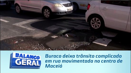 Buraco deixa trânsito complicado em rua movimentada no centro de Maceió