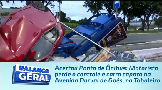 Motorista perde o controle e carro capota na Avenida Durval de Goés, no Tabuleiro