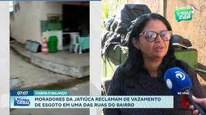 Moradores da Jatiúca reclamam de vazamento de esgoto em uma das ruas do bairro