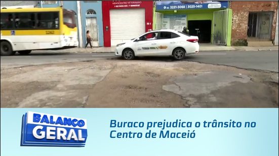 Buraco prejudica o trânsito no Centro de Maceió