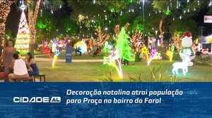 Decoração natalina atrai população para Praça no bairro do Farol