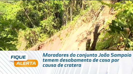 Moradores do conjunto João Sampaio temem desabamento de casa por causa de cratera