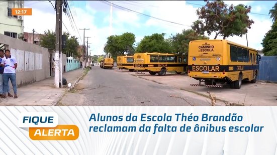 Alunos da Escola Théo Brandão reclamam da falta de ônibus escolar