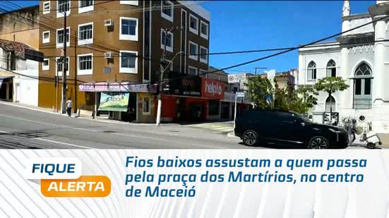 Fios baixos assustam a quem passa pela praça dos Martírios, no centro de Maceió