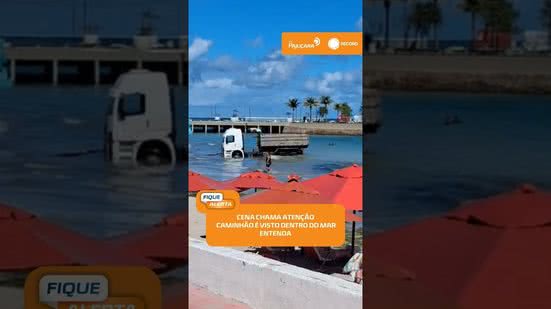 🌊 Retirada de sargaço leva caminhão para dentro do mar em Ponta Verde | #FiqueAlerta