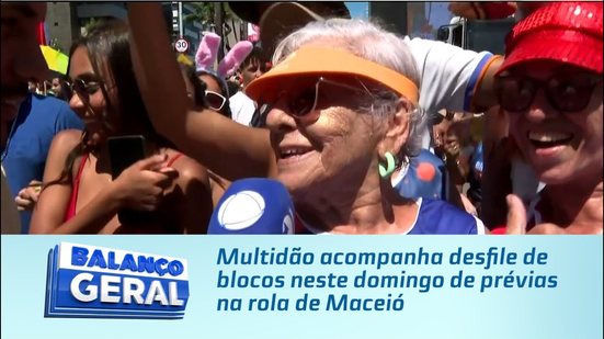 Multidão acompanha desfile de blocos neste domingo de prévias na rola de Maceió