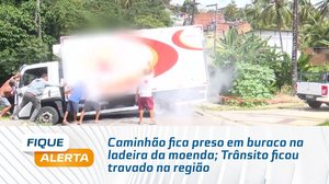 Caminhão fica preso em buraco na ladeira da moenda; Trânsito ficou travado na região