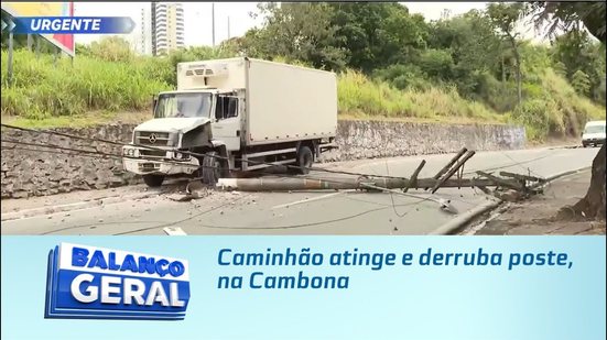 Caminhão atinge e derruba poste, na Cambona