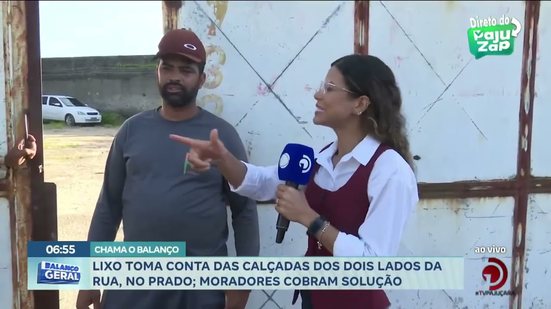 Lixo toma conta das calçadas dos dois lados da rua, no Prado; moradores cobram solução