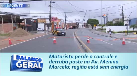 Motorista perde o controle e derruba poste na Av. Menino Marcelo; região está sem energia