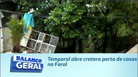 Temporal abre cratera perto de casas no Farol