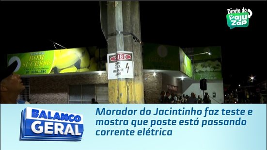 Morador do Jacintinho faz teste e mostra que poste está passando corrente elétrica