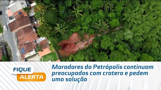 Moradores do Petrópolis continuam preocupados com cratera e pedem uma solução