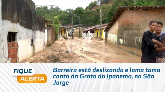 Barreira está deslizando e lama toma conta da Grota do Ipanema, no São Jorge